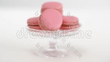 玻璃糖果架上的粉红玛卡龙